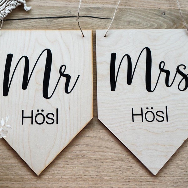 Holzwimpel // Mr. & Mrs. // Hochzeit // Stuhlschild // Girlande // Hochzeit // Braut // Bräutigam // Name // personalisiert //