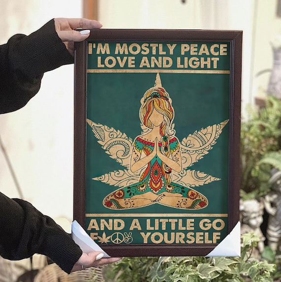 Targa Decorativa In Metallo 20x30 Cm Con Scritta Yoga 'I'm Mostly Peace Love And Light' - Per Interni/Esterni, Arredo Boho
