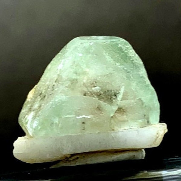 13 grammes de belle fluorite verte naturelle sur un spécimen de feldspath de Skardu au Pakistan