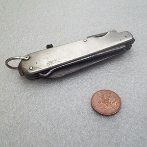 以下が含まれることがあります： ハンドルにリングが付いた銀色のマルチツールポケットナイフ。ナイフは閉じており、ブレード、缶切り、栓抜きなど、さまざまなツールが付属しています。