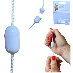 Könnte beinhalten: Weißer Kordverbinder für Lichtschalter. Der Verbinder ist in einer Verpackung abgebildet und wird in einer Hand gehalten. Die Verpackung trägt den Text "Lowgy Light Pulls Cord Connector".