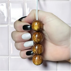 Błyszcząca miedziana lampa z koralikami z żywicy i kamieniami szlachetnymi, z sznurkiem i łącznikiem