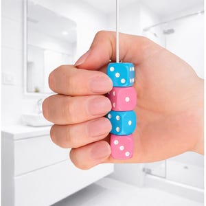 Tirador con luz de dados rosas y azules con cable y conector.