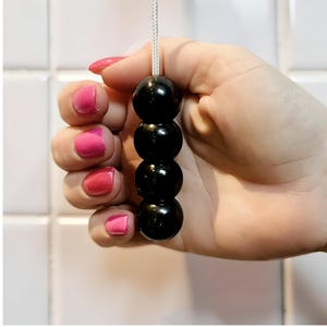 Tirador de luz de plástico ligero estilo cuentas negras con cordón y conector