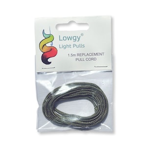 Può includere: Un pacchetto contenente un cavo di trazione di ricambio verde da 1,5 m per apparecchi di illuminazione. La confezione è etichettata "Lowgy Light Pulls 1,5 m Replacement Pull Cord".