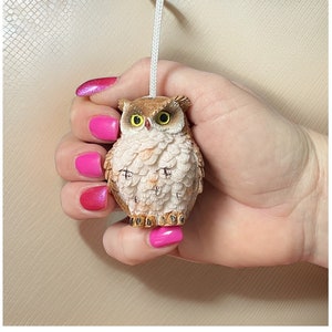 Tiralampo leggero con gufo marrone chiaro e beige con piume arricciate, cordino e connettore