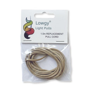 Puede incluir: Un paquete que contiene un cordón de tiro de repuesto beige de 1,5 m para luminarias. El paquete está etiquetado como "Lowgy Light Pulls 1,5 m Replacement Pull Cord".