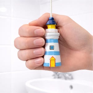 Gestreifter hölzerner Leuchtturm-Lichterzug - hellblaues Küstendekor