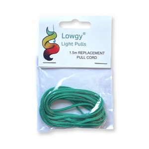 Puede incluir: Un cordón de tiro de repuesto verde de 1,5 m para luminarias, empaquetado en una bolsa de plástico transparente con una etiqueta blanca que dice "Lowgy Light Pulls 1,5 m Replacement Pull Cord".