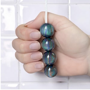 Tirante per lampadario con perline in resina color acquamarina lucida e pietre preziose, completo di cavo e connettore.