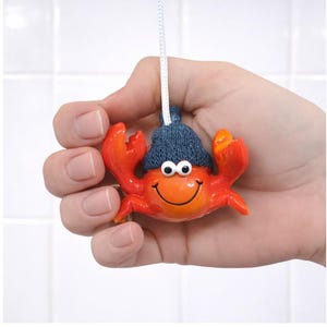 Pode incluir: Um conjunto de três tigelas de cerâmica em tons de azul, verde e branco. As tigelas apresentam um esmalte salpicado e um design simples e moderno. A tigela maior mede aproximadamente 15 cm de diâmetro.