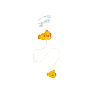 Op de afbeelding: Gele onderzeeër-vormige lichtslingers met rode accenten en een wit snoer. De lichten zijn aangesloten op een witte stekker. De onderzeebootlampjes zijn een leuke decoratie voor een kinderkamer of themafeest.