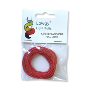 Puede incluir: Un cordón de tiro de repuesto rojo de 1,5 m para luminarias, empaquetado en una bolsa de plástico transparente con una etiqueta blanca que dice "Lowgy Light Pulls".