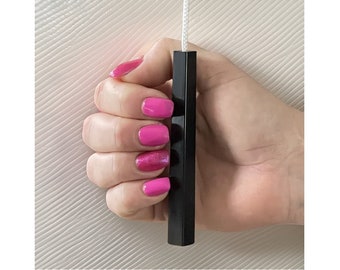 Lámpara de tirador de plástico ligero, contemporánea, color negro, con cable y conector