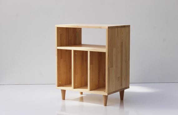 Turntable stand, handmade from solid pinewood | AKSELERERT