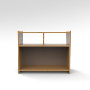 Peut inclure: Une étagère en bois brun clair dotée d'un cadre rectangulaire à deux niveaux. La section supérieure est divisée en deux compartiments égaux par un support vertical central, tandis que la section inférieure se compose d'une grande étagère ouverte.