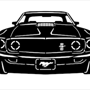 Könnte beinhalten: Schwarz-weiße Silhouette eines klassischen Ford Mustang. Die Front des Autos ist zu sehen, einschließlich der Scheinwerfer, des Kühlergrills und der Motorhaube.