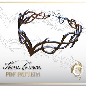 以下が含まれることがあります： 詳細なデザインが施された、茶色の金属製の茨の冠。冠は、白地に黒と白の茨模様の背景の上に置かれています。冠の下には「Thorn Crown PDF PATTERN」というテキストがあります。