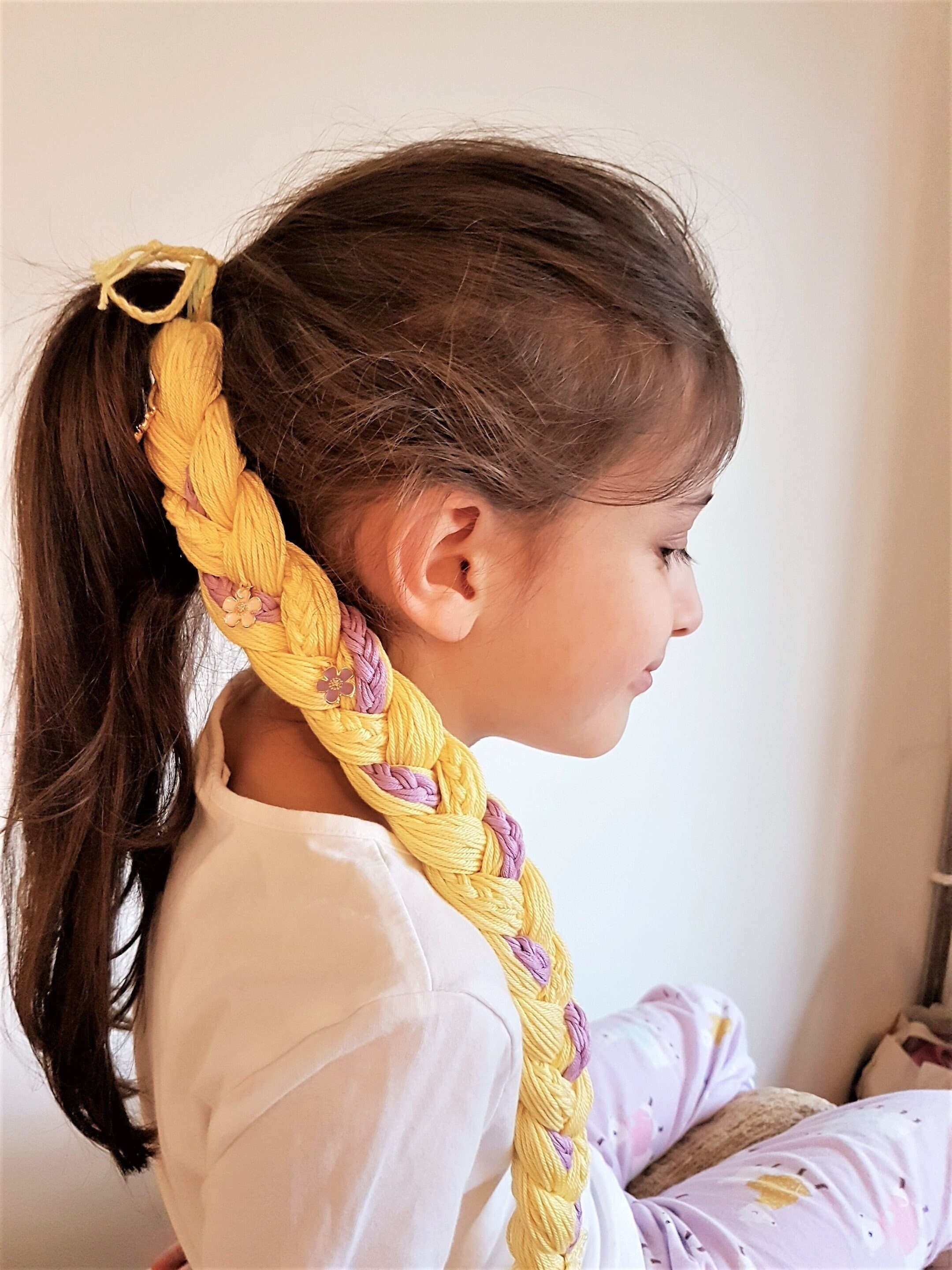 Treccia di Rapunzel con ciondoli floreali, accessorio per capelli