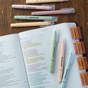 Pastel Bible Gel Highlighters, 8 Pack No Bleed Bible Safe Highlighters, Bible Markers Pens, Dry Highlighters Set, Journaling Supplies