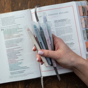 Dusty Bible Gel Highlighters, 8 Pack No Bleed Bible Safe Gel Highlighters, Bible Markers Pens, Dry Highlighters Set, Journaling Supplies