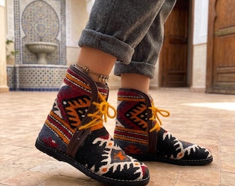 Botas berberes autênticas feitas à mão – Botas de cano curto marroquinas estilo kilim com padrões tribais.