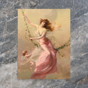 Peut inclure: Une peinture d'une femme en robe rose fluide, avec une guirlande de fleurs autour de la t&ecirc;te, se balan&ccedil;ant sur une vigne. Un petit ch&eacute;rubin vole derri&egrave;re elle.