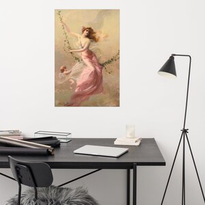 Peut inclure: Une femme en robe rose se balance sur une vigne avec deux ch&eacute;rubins. La femme a de longs cheveux flottants et porte une couronne de fleurs. L'arri&egrave;re-plan est un ciel doux et pastel.