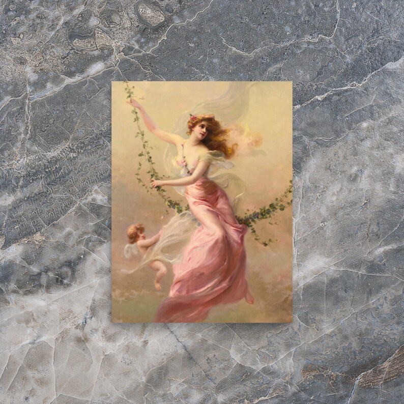 Peut inclure: Une femme v&ecirc;tue d'une robe rose fluide et d'une couronne de fleurs se balance sur une vigne. Elle est entour&eacute;e de nuages et un ch&eacute;rubin vole en dessous d'elle.