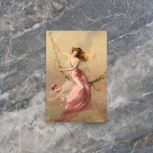 Peut inclure: Une peinture repr&eacute;sentant une femme dans une robe rose fluide, se balan&ccedil;ant sur une vigne. Elle a de longs cheveux blonds et porte une couronne de fleurs. Un ch&eacute;rubin vole derri&egrave;re elle.