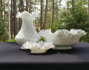 Set di pizzo spagnolo Fenton Silver Crest – Ciotola, vaso, piatto in vetro bianco latte