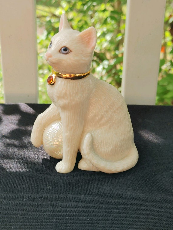 レノックス　猫 (Cat Jeweled ) BEAUTIFUL CATS COLLECTION - Lenox July Ruby Birthstone Cat With