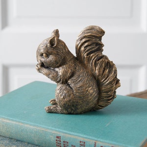 SQUIRREL FIGURINE: Squirrel Tabletop Figurine