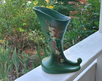 OHIO - ROSEVILLE Snowberry / Cornucopia Vase, ICC-3 / Ohio Pottery / Circa 1947