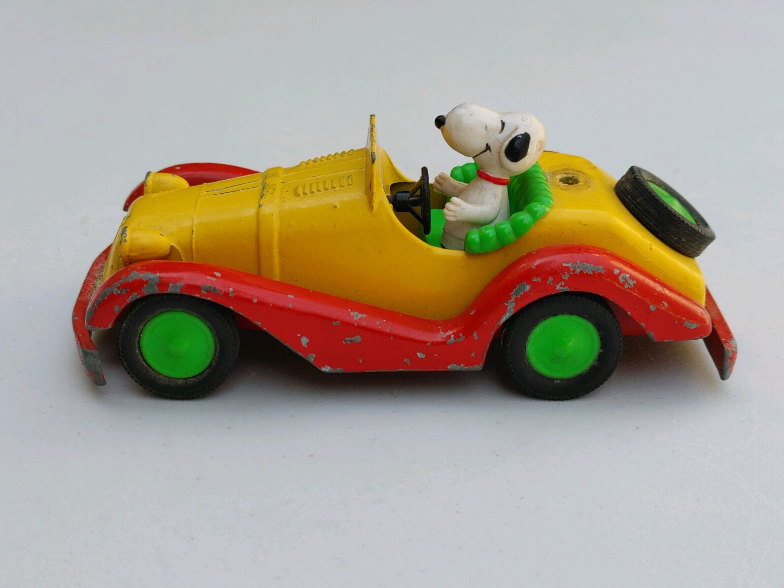 Snoopy Die Case Roadster / Aviva Toy Co / Hollywood, Ca