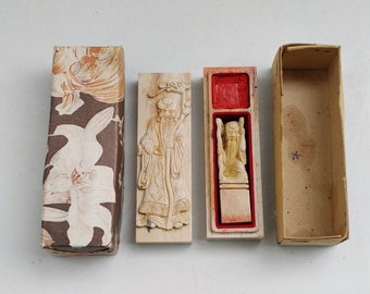 1977年 中国切手フォルダー：毛沢東と周恩来 - 中国製切手3枚セット