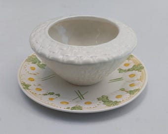 POPPYTRAIL SCULPTURED DAISY Gravy Boat with attached saucer