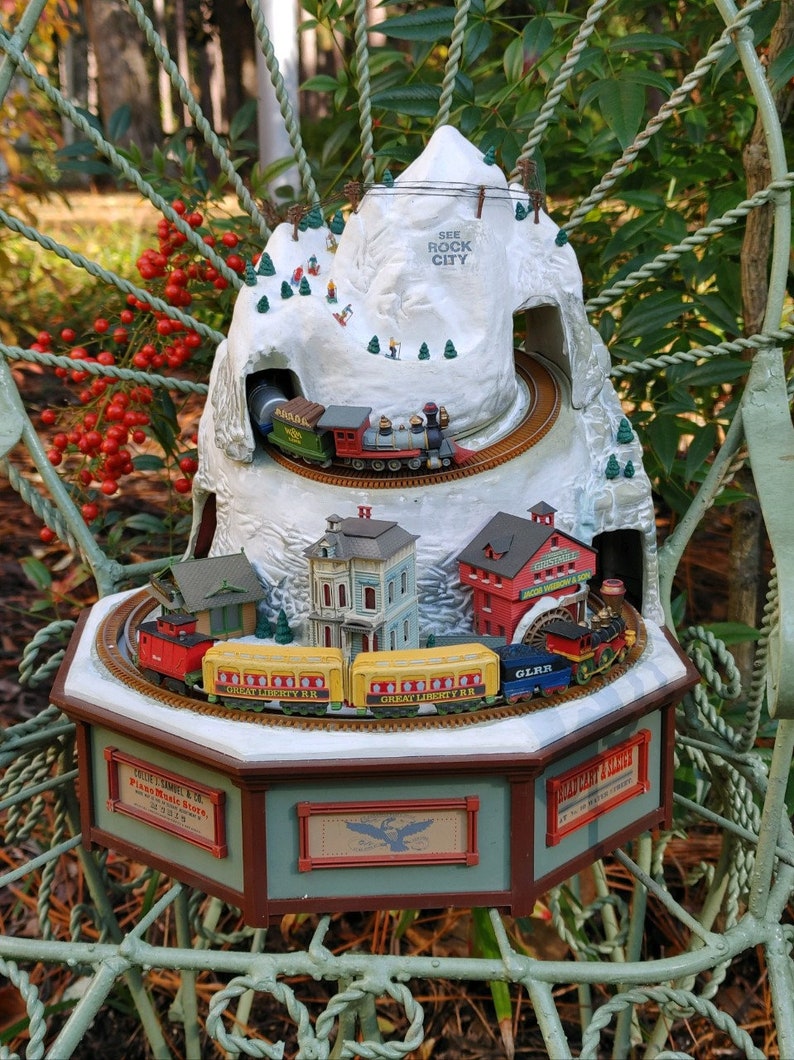 1988 ENESCO M. SILMORE Collections Rock City Deluxe Musical Masterpiece