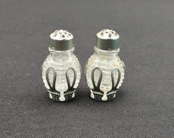 Silver Salt and Pepper Shakers / Crystal Glass Silver Braided Loop Pattern / Circa 1960s