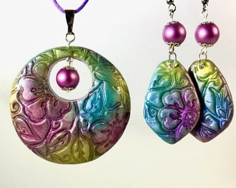 Pendentif et boucles d’oreilles en argile polymère fabriqués à la main