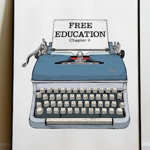 Puede incluir: Ilustración de una máquina de escribir azul vintage con el texto "FREE EDUCATION Capítulo 3" en una hoja de papel. La máquina de escribir está enmarcada en negro sobre un fondo blanco, colocada sobre un suelo de madera.