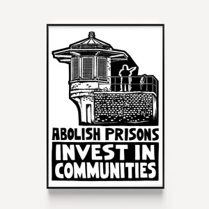 Puede incluir: Impresión en blanco y negro de una torre de vigilancia de prisión con dos figuras en la plataforma. El texto "ABOLISH PRISONS INVEST IN COMMUNITIES" se muestra en negrita y mayúsculas debajo. La imagen está enmarcada en un borde negro.