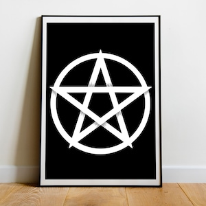 Può includere: Stampa incorniciata con un pentagramma bianco all'interno di un cerchio su sfondo nero. Il design è minimalista, con linee a pennellate. La stampa è esposta su un pavimento in legno.