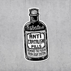 Może przedstawiać: Czarno-biała naklejka przedstawiająca butelkę pigułek w stylu vintage. Etykieta głosi "ANTI CAPITALISM PILLS" i "REMOVES THE POISON FROM YOUR SYSTEM". Naklejka ma ręcznie rysowany, postarzany wygląd.
