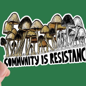 La comunità è adesivo di resistenza, anticapitalismo, resistere, diritti, giustizia sociale, marxista, comunismo, sinistra, solidarietà