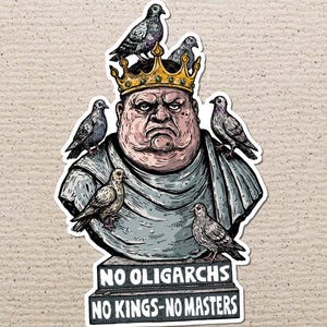 Puede incluir: Una pegatina con un busto de una figura de rostro severo con una corona dorada, rodeada de palomas. La figura está representada en tonos grises y rosas. La pegatina tiene el texto "NO OLIGARCHS NO KINGS-NO MASTERS" en la parte inferior.