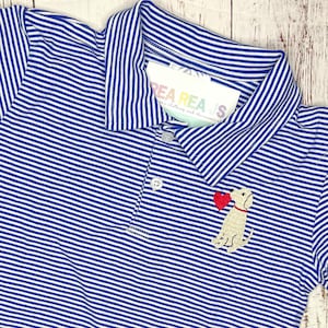 以下が含まれることがあります： 青と白のストライプのポロシャツに、赤いハートを持った小さな刺繍の犬がいます。シャツは襟とボタン留めです。タグには「Prea Rea」というブランド名が書かれています。