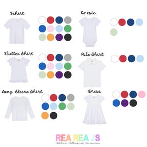 Op de afbeelding: Een collectie witte kinderkleding bestaande uit een t-shirt, rompertje, shirt met ruches, poloshirt, shirt met lange mouwen en een jurk, elk vergezeld van een raster met gekleurde cirkels die de beschikbare stofkleuren voor aanpassing tonen.