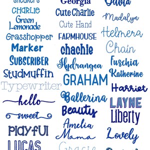 Op de afbeelding: Een verzameling blauwe geborduurde tekstvoorbeelden in verschillende lettertypes. Het woord fonts staat bovenaan, gevolgd door namen en woorden zoals sneakers, Georgia, Olivia, Charlie, Cute Charlie, Madalyn, Green Lemonade, Cute Hand, Helmera, Grasshopper, FARMHOUSE, Chain, Marker, chachie, Fuschia, SUBSCRIBER, Hydrangea, Katherine, StudMuffin, GRAHAM, Harriet, Typewriter, Ballerina, LAYNE, hello, Beauty, Liberty, sweet, Amelia, Lovely, PLAYFUL, Mama, Spirit, LUCAS, Gracie, Cinnamon en Cake.