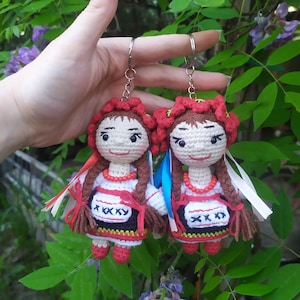 Handgemachte gestrickte Schlüsselanhänger Puppe Schlüsselanhänger Amigurumi Schlüsselanhänger Schlüsselanhänger Ukrainisch Schlüsselanhänger Ukrainische Puppe Häkeln Schlüsselanhänger Gestrickte Puppe